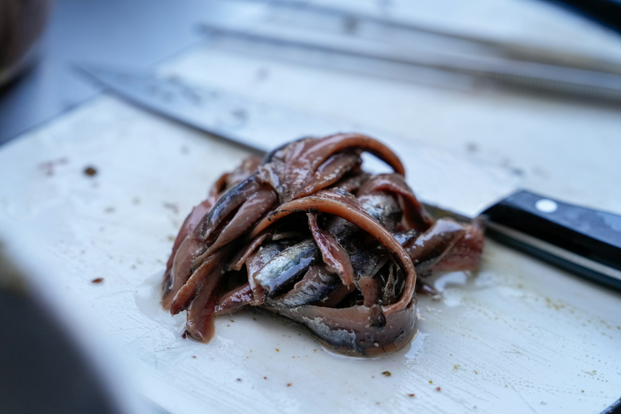 まな板の上の新鮮なアンチョビ / Fresh anchovies on a cutting board, the little fish behind anchovies on pizza